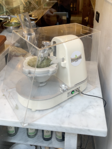 Pesto Genovese Maschine: Automatischer Mörser im Schaufenster von Pestobene