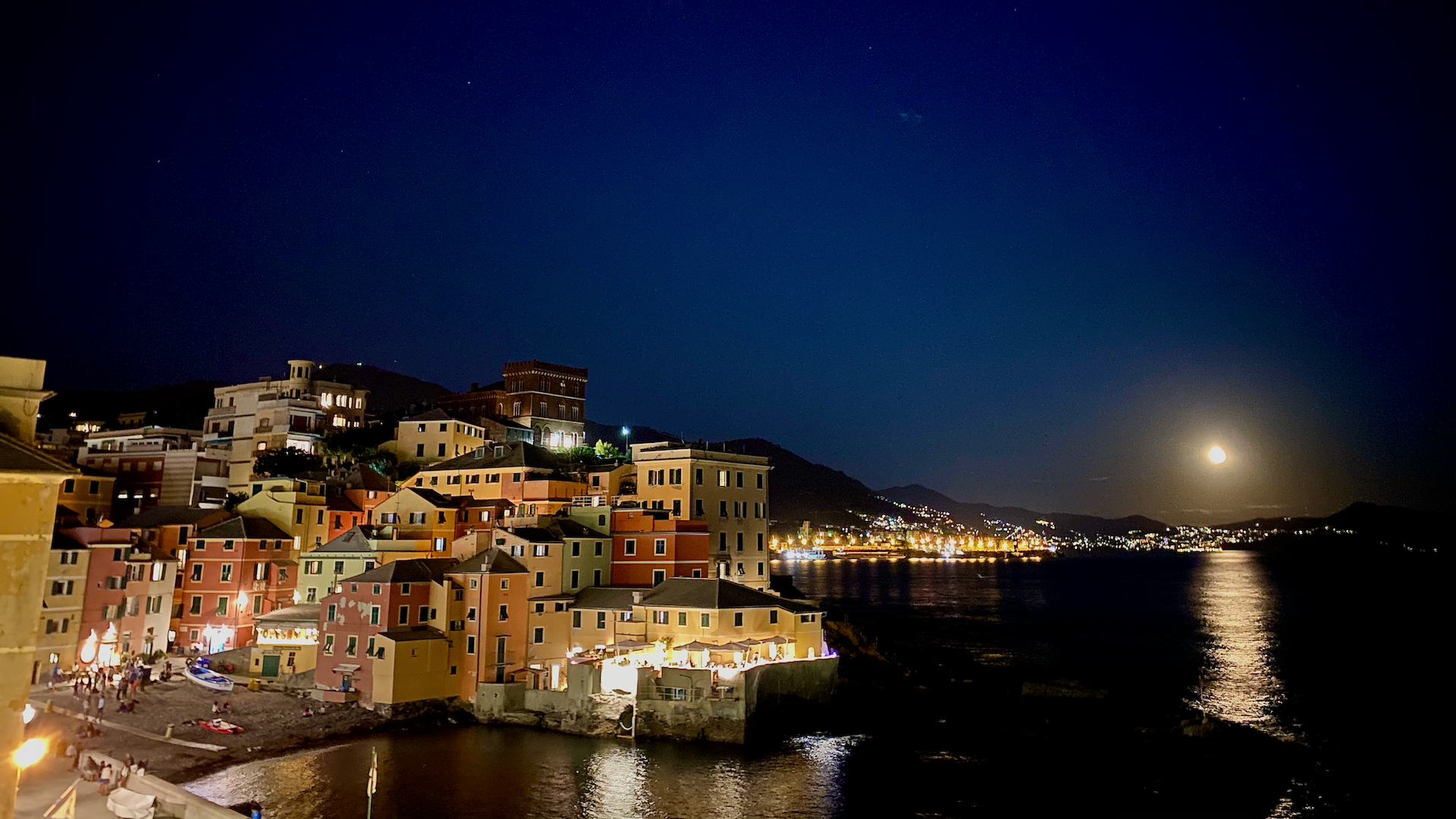 Blick auf Genua Bocadasse bei Nacht