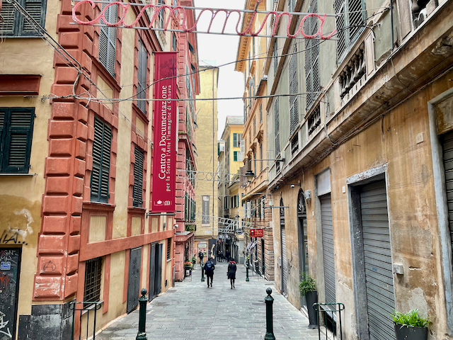 Gasse in der Altstadt Genuas