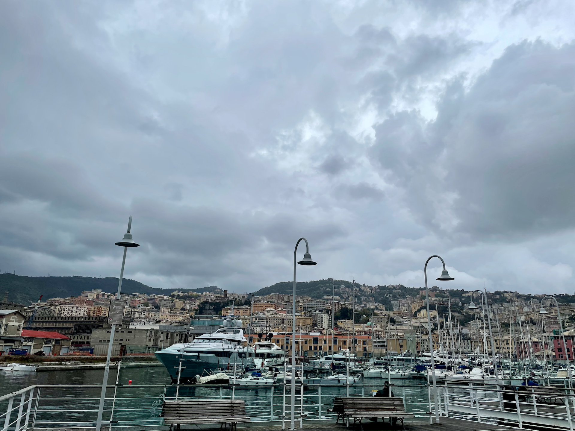 Genua Hafen bei Regen